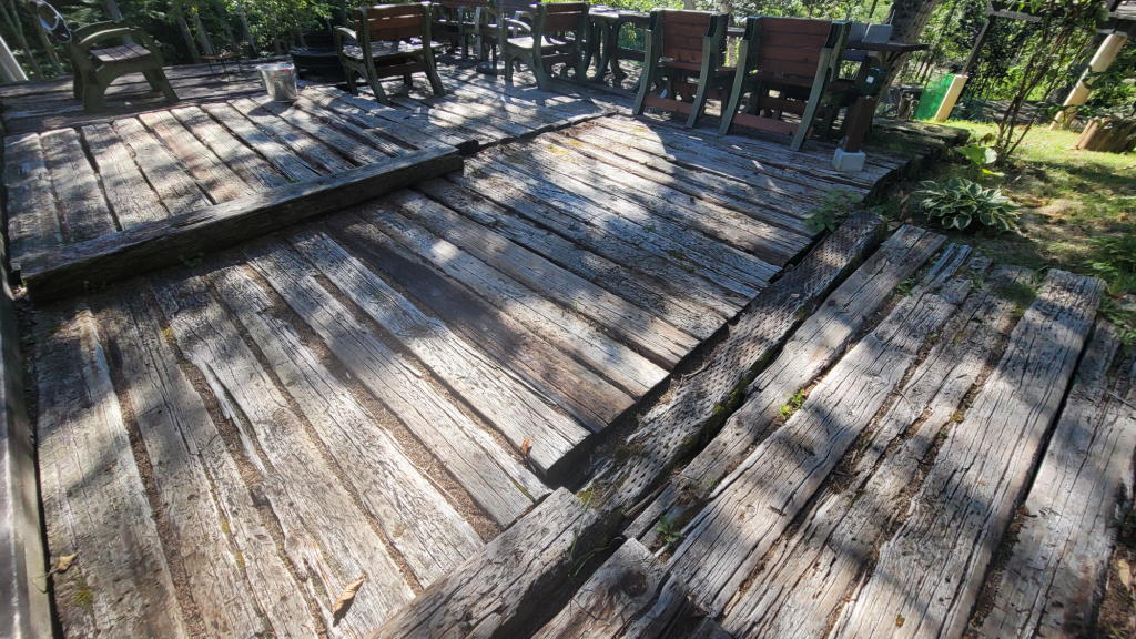 枕木テラスについては、表面は白くなったが大きな損傷はなかった。スロープとの境界の枕木がちょっと傷んでいるな...